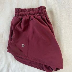 LULULEMON HOTTY HOT SHORT MR 2.5